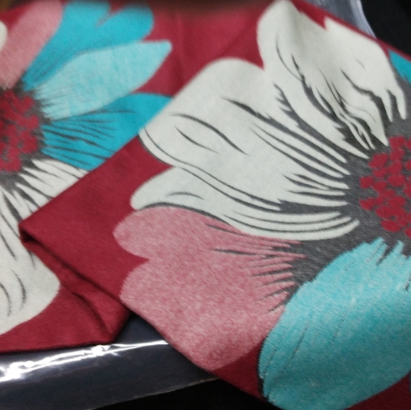 Cashmere Shaw's Svaves - Picture 3 of 4